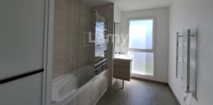 Image 8 sur 10 - Appartement  ·  Location · Clermont Ferrand (63100) · 4 pièces · 83m²
