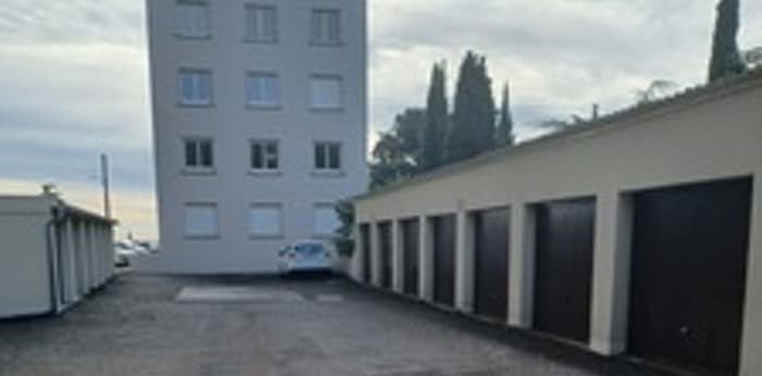 Image 1 sur 4 - Parking/box  ·  Location · Nimes (30000) · 15m²