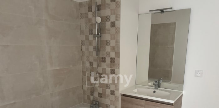 Image 5 sur 6 - Appartement  ·  Location · St Etienne Du Gres (13103) · 3 pièces · 61m²