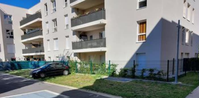 Image 1 sur 4 - Parking/box  ·  Location · Reims (51100) · 10m²