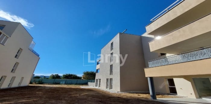 Image 1 sur 3 - Parking/box  ·  Location · Valence (26000) · 10m²