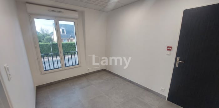 Image 4 sur 6 - Local  ·  Location · Vineuil St Firmin (60500) · 30m²