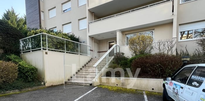 Image 1 sur 4 - Parking/box  ·  Location · Ste Foy Les Lyon (69110) · 10m²