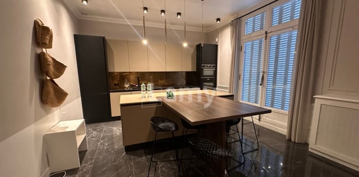 Image 6 sur 19 - Appartement  ·  Location · Paris (75008) · 4 pièces · 182m²