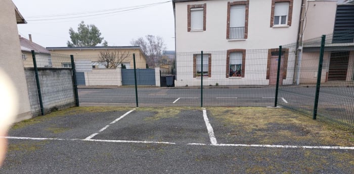 Image 1 sur 5 - Parking/box  ·  Location · Sens (89100)