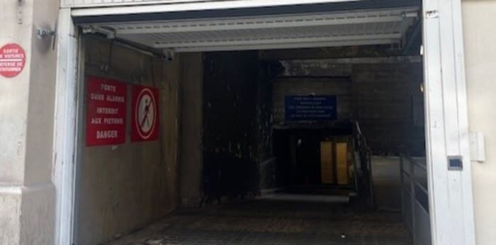 Image 1 sur 3 - Parking/box  ·  Location · Paris (75009) · 8m²