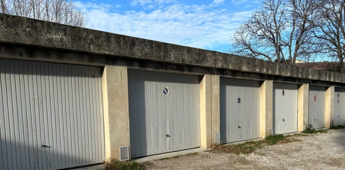 Image 1 sur 2 - Parking/box  ·  Location · Salon De Provence (13300)