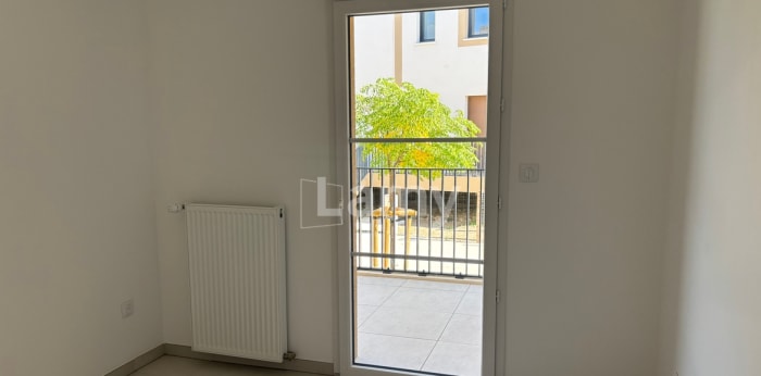 Image 4 sur 6 - Appartement  ·  Location · St Etienne Du Gres (13103) · 3 pièces · 61m²