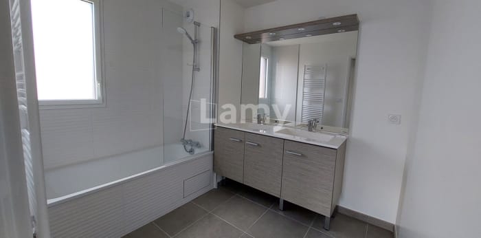 Image 7 sur 10 - Appartement  ·  Location · St Fons (69190) · 4 pièces · 96m²
