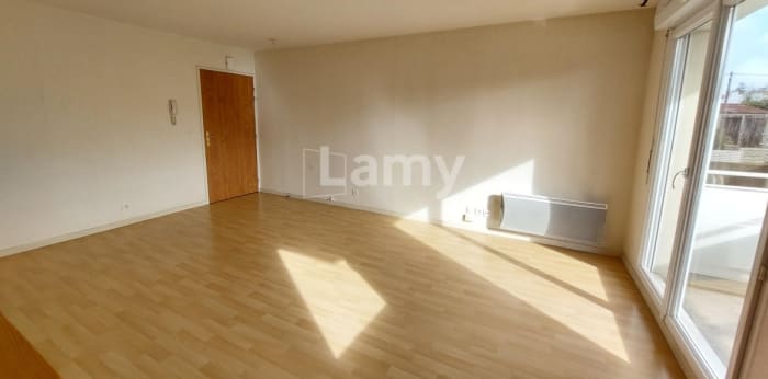 Image 1 sur 10 - Appartement  ·  Location · La Roche Sur Yon (85000) · 2 pièces · 45m²