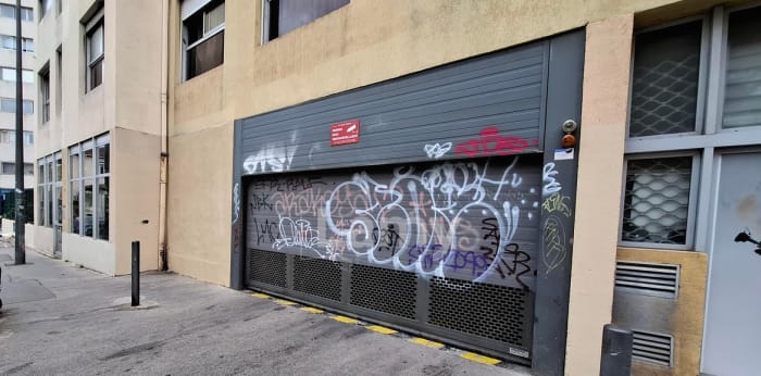 Image 1 sur 5 - Parking/box  ·  Location · Marseille (13007) · 13m²