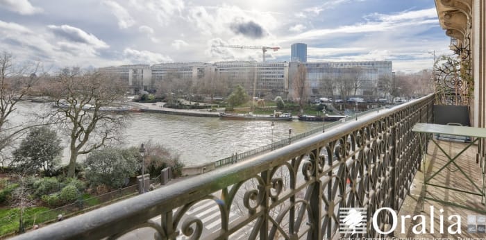Image 1 sur 16 - Appartement  ·  Vente · Paris (75004) · 6 pièces · 128m²