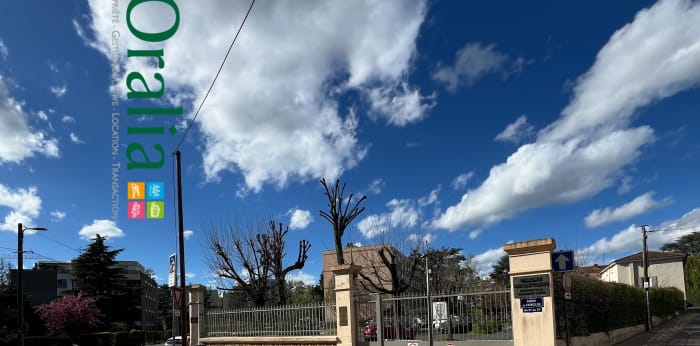 Image 2 sur 3 - Parking  ·  Location · Ecully (69130) · 10m²