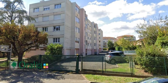 Image 1 sur 5 - Parking  ·  Location · Villefranche Sur Saone (69400)