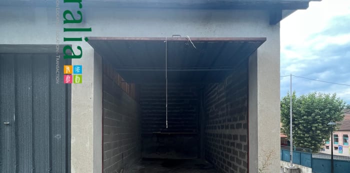 Image 2 sur 2 - Parking  ·  Location · Tarare (69170)