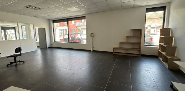 Image 5 sur 7 - Local commercial  ·  Location · Jassans Riottier (01480)