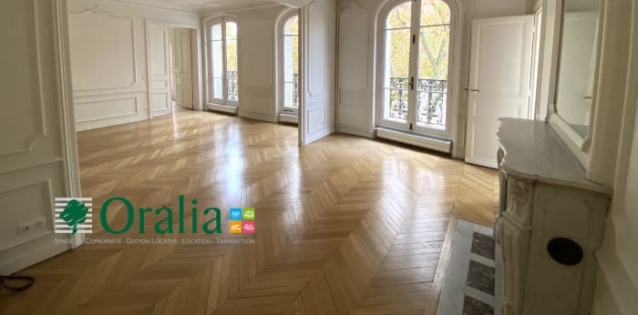 Image 2 sur 16 - Appartement  ·  Location · Paris (75006) · 6 pièces · 171m²