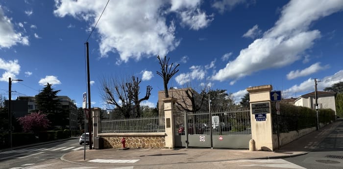 Image 2 sur 3 - Parking  ·  Location · Ecully (69130)