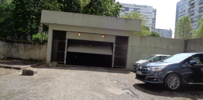 Image 2 sur 3 - Parking  ·  Location · Villeurbanne (69100) · 11m²