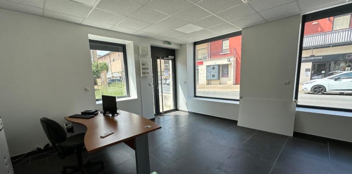 Image 3 sur 7 - Local commercial  ·  Location · Jassans Riottier (01480)