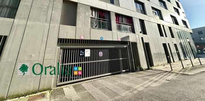 Image 1 sur 8 - Parking  ·  Location · Bordeaux (33800)