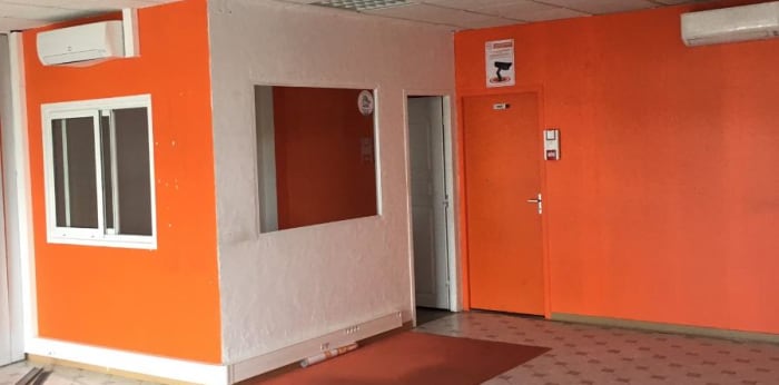 Image 2 sur 6 - Local commercial  ·  Location · Salon De Provence (13300) · 80m²