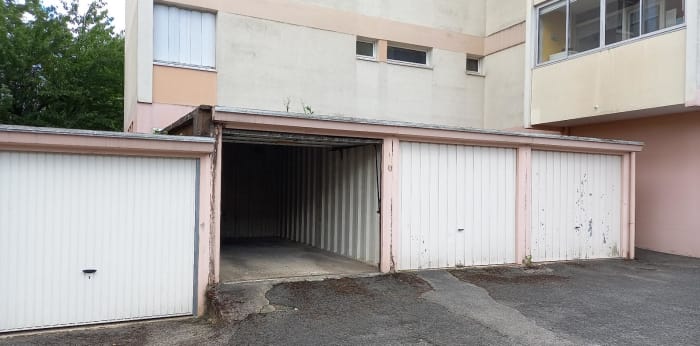 Image 2 sur 5 - Parking  ·  Location · Villefranche Sur Saone (69400)