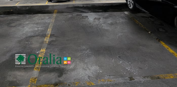 Image 1 sur 4 - Parking  ·  Location · Paris (75009)