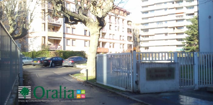 Image 2 sur 2 - Parking  ·  Location · Grenoble (38000)