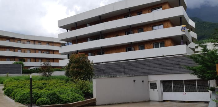 Image 2 sur 5 - Parking  ·  Location · Seyssins (38180)