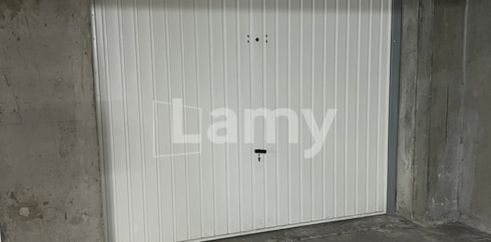 Image 1 sur 3 - Parking/box  ·  Location · Lyon (69007) · 10m²