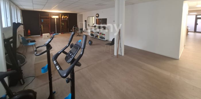 Image 1 sur 3 - Bureaux  ·  Location · Limoges (87000) · 8 pièces · 140m²