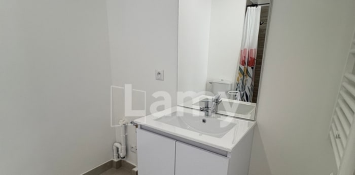 Image 2 sur 8 - Appartement  ·  Location · Les Angles (30133) · 2 pièces · 41m²