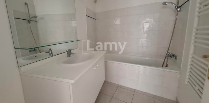 Image 2 sur 12 - Appartement  ·  Location · Marseille (13003) · 3 pièces · 77m²