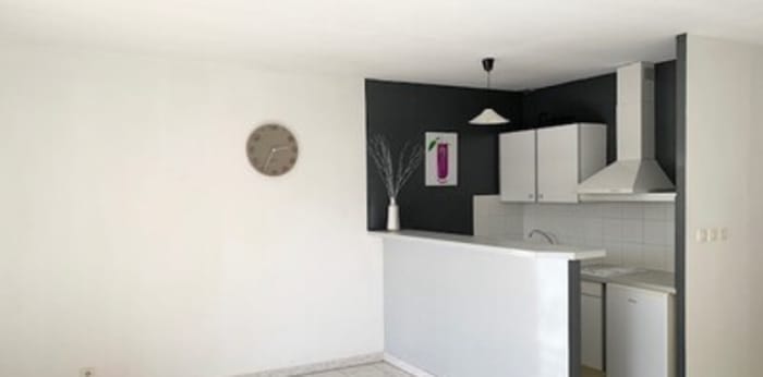 Image 2 sur 6 - Appartement  ·  Location · Salon De Provence (13300) · 1 pièce · 27m²