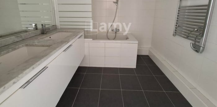 Image 11 sur 14 - Appartement  ·  Location · Marseille (13008) · 3 pièces · 82m²
