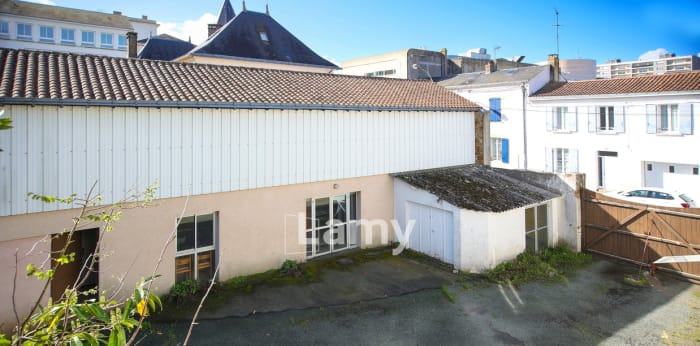 Image 4 sur 14 - Maison/villa  ·  Vente · La Roche Sur Yon (85000) · 10 pièces · 520m²
