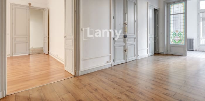 Image 2 sur 17 - Appartement  ·  Vente · Marseille (13008) · 7 pièces · 260m²