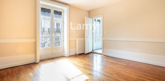 Image 10 sur 14 - Appartement  ·  Vente · Grenoble (38000) · 7 pièces · 212m²