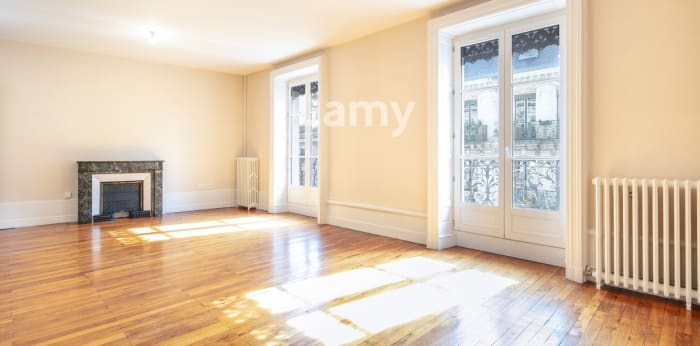 Image 2 sur 14 - Appartement  ·  Vente · Grenoble (38000) · 7 pièces · 212m²