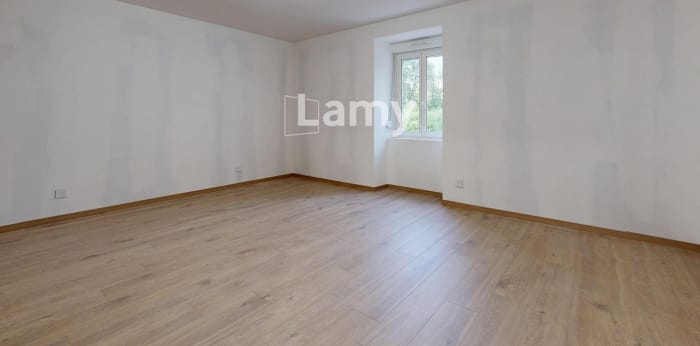 Image 7 sur 14 - Maison/villa  ·  Vente · Combeaufontaine (70120) · 8 pièces · 271m²