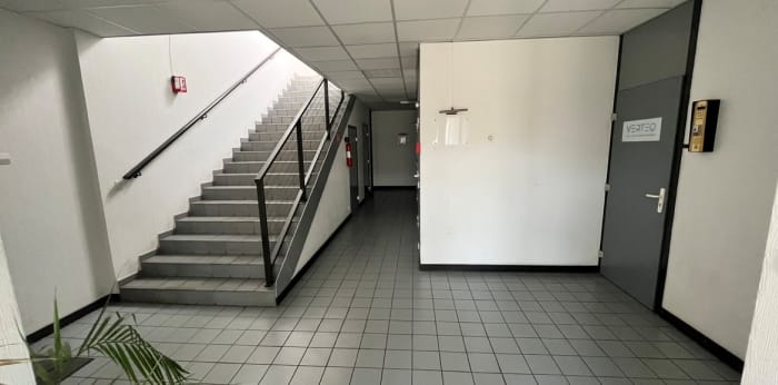 Image 5 sur 8 - Bureaux  ·  Vente · Gieres (38610) · 8 pièces · 141m²