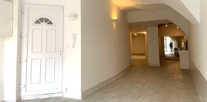 Image 1 sur 8 - Local  ·  Vente · Trets (13530) · 1 pièce · 69m²
