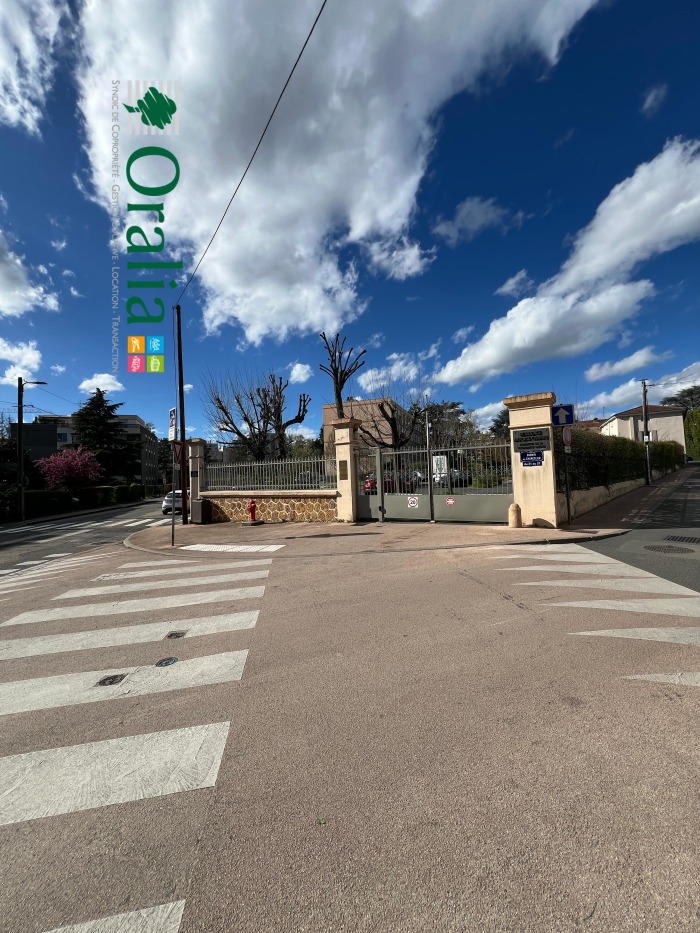 Image 2 sur 3 - Parking  ·  Location · Ecully (69130) · 10m²