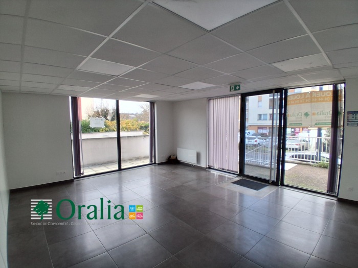 Image 1 sur 12 - Local commercial  ·  Location · Jassans Riottier (01480) · 78m²