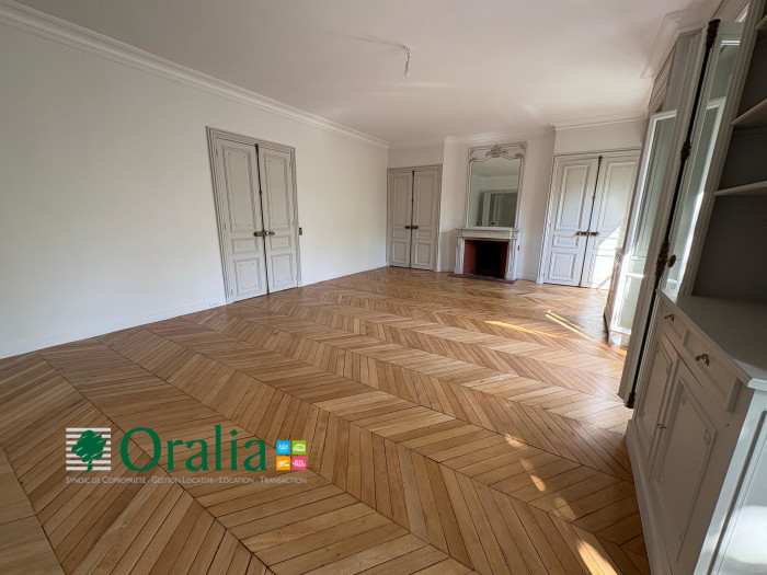 Image 9 sur 27 - Appartement  ·  Location · Paris (75007) · 6 pièces · 180m²