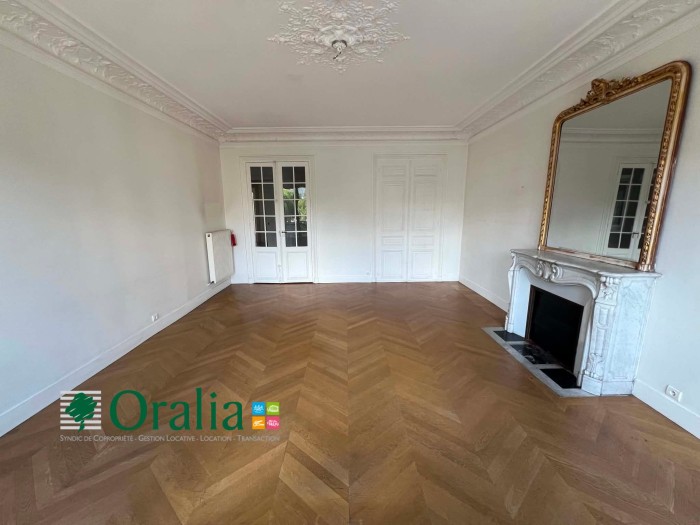 Image 3 sur 27 - Appartement  ·  Location · Paris (75010) · 4 pièces · 143m²