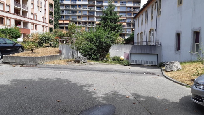 Image 4 sur 6 - Parking  ·  Location · Grenoble (38000)