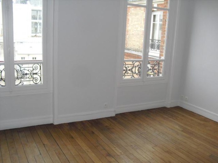 Image 2 sur 6 - Appartement  ·  Location · Paris (75010) · 2 pièces · 46m²