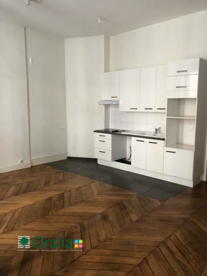 Image 1 sur 11 - Appartement  ·  Location · Lyon (69002) · 5 pièces · 107m²
